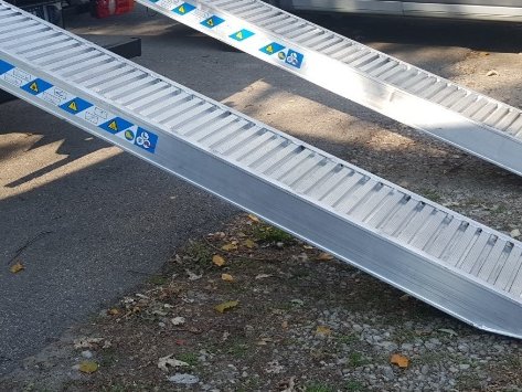 Aluminiowe najazdy rozłożone z zabudowy do załadunku maszyn