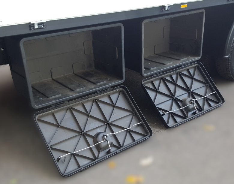 Dwie otwarte skrzynki transportowe zamontowane pod zabudową