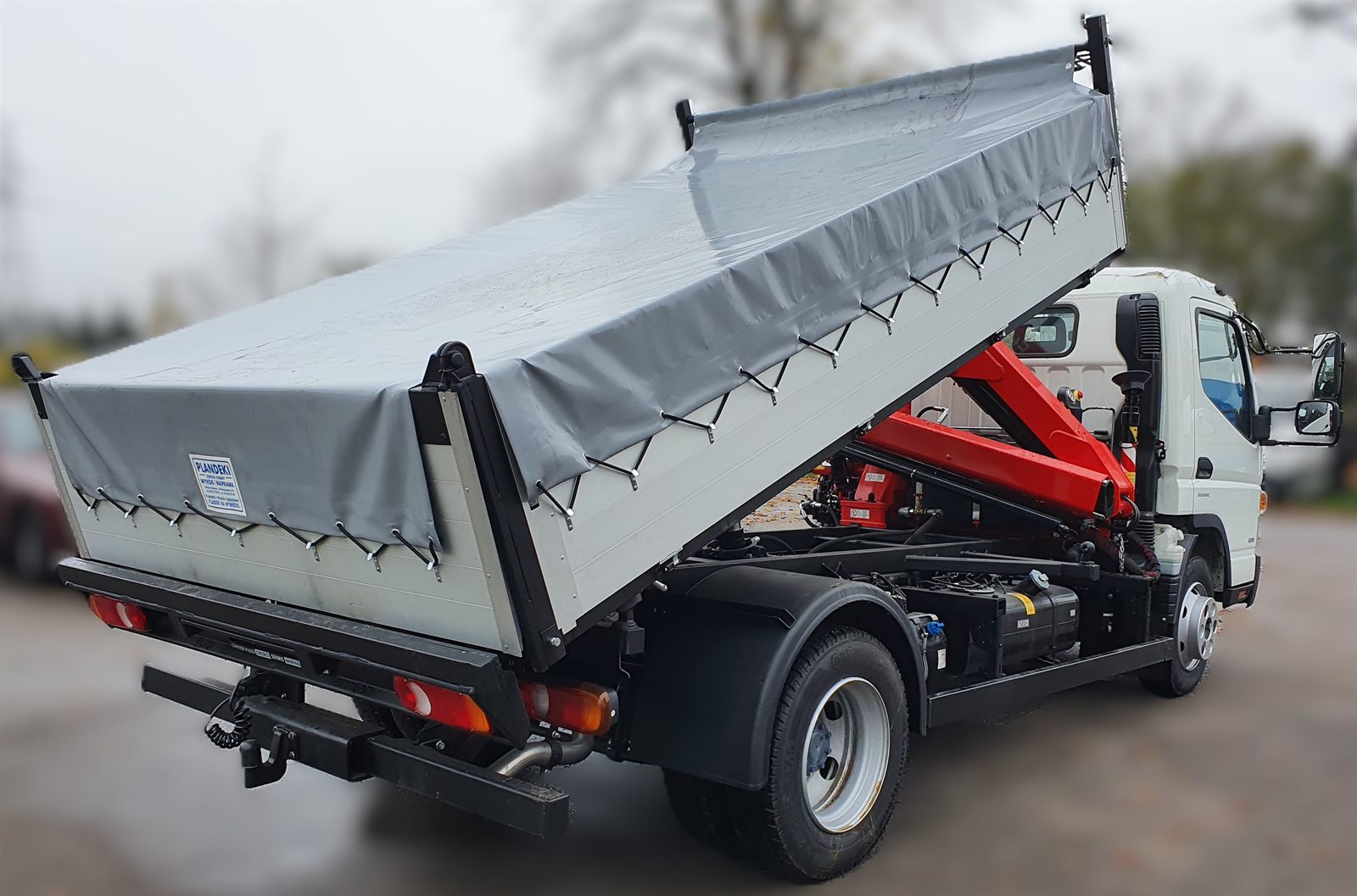 Wywrotka z plandeką zabezpieczającą ładunek na Mitsubishi Fuso Canter
