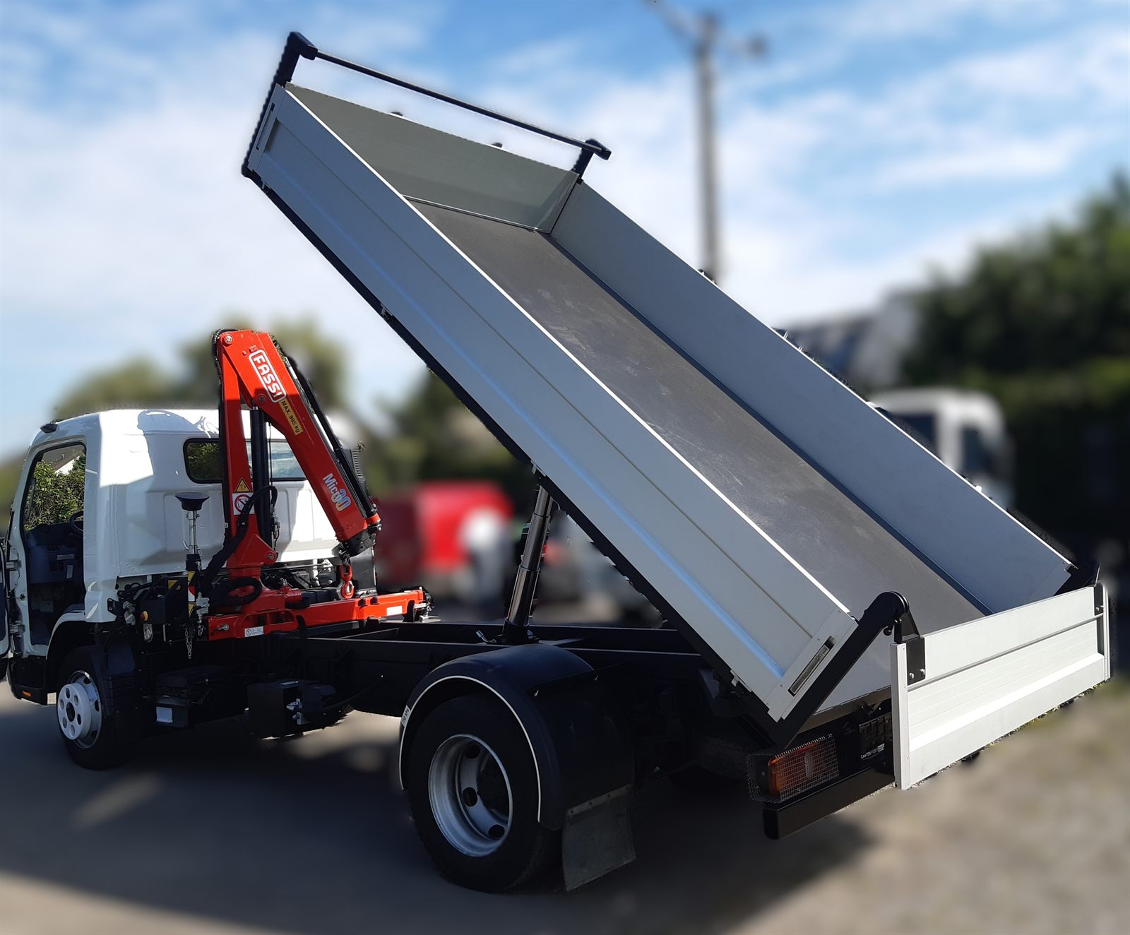 Mitsubishi Fuso Canter z uniesioną wywrotką stalową z burtami aluminiowymi, wykonaną w TOPSTONE
